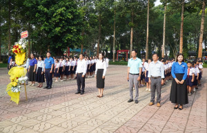 Thiếu nhi Bình Long dâng hương tượng đài anh hùng Kim Đồng