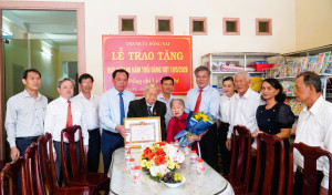 THÀNH ỦY ĐỒNG NAI TRAO HUY HIỆU 80 NĂM TUỔI ĐẢNG CHO ĐẢNG VIÊN LÊ VĂN DƯ