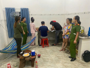 CÔNG AN PHƯỜNG BÌNH LONG PHÁT HIỆN, BẮT GIỮ 05 ĐỐI TƯỢNG TỔ CHỨC SỬ DỤNG TRÁI PHÉP CHẤT MA TÚY