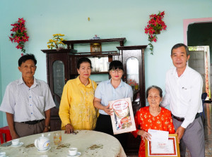 Lãnh đạo phường Bình Long thăm, tặng quà chúc thọ người cao tuổi