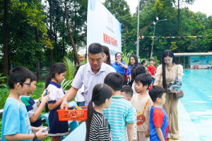 Phường Bình Long khai giảng lớp bơi miễn phí cho học sinh có hoàn cảnh khó khăn
