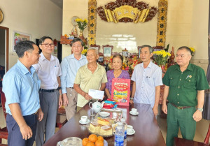 Lãnh đạo phường Bình Long thăm tặng quà gia đình chính sách, người có công với cách mạng