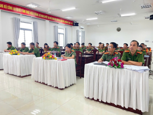 CÔNG AN PHƯỜNG BÌNH LONG NGHIÊM TÚC HỌC TẬP, QUÁN TRIỆT NGHỊ QUYẾT HỘI NGHỊ LẦN THỨ BA BAN CHẤP HÀNH TRUNG ƯƠNG ĐẢNG KHÓA XIV