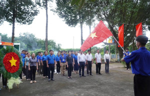 ĐOÀN PHƯỜNG BÌNH LONG THẮP NẾN TRI ÂN CÁC ANH HÙNG LIỆT SĨ