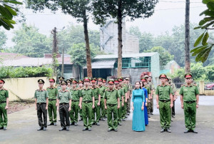 CÔNG AN PHƯỜNG BÌNH LONG DÂNG HOA, DÂNG HƯƠNG TƯỞNG NIỆM CÁC ANH HÙNG LIỆT SĨ TẠI MỘ TẬP THỂ LỰC LƯỢNG VŨ TRANG AN NINH AN LỘC