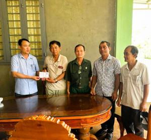 KHU PHỐ ĐÔNG PHẤT, PHƯỜNG BÌNH LONG THĂM, TẶNG QUÀ GIA ĐÌNH CHÍNH SÁCH