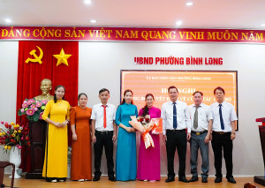 BÌNH LONG TRAO QUYẾT ĐỊNH TIẾP NHẬN VIÊN CHỨC TRẠM Y TẾ