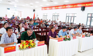 Phường Bình Long trao tặng thẻ BHYT cho người dân có hoàn cảnh khó khăn