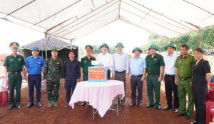 Lãnh đạo phường Bình Long thăm, động viên lực lượng tìm kiếm hài cốt liệt sĩ tại xã Minh Đức