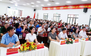 Bình Long trao tặng sách giáo khoa cho học sinh trước thềm năm học mới