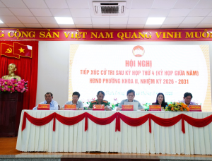 Bí thư đảng uỷ phường Bình Long Bùi Quốc Bảo tiếp xúc cử tri sau kỳ họp thường lệ giữa năm