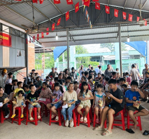 KHU PHỐ PHÚ CƯỜNG TỔ CHỨC CHƯƠNG TRÌNH “VUI HỘI TRĂNG RẰM” CHO THIẾU NHI