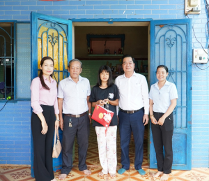 PHÓ CHỦ TỊCH UBND PHƯỜNG TRẦN VĂN TUẤN THĂM, TẶNG QUÀ THIẾU NHI CÓ HOÀN CẢNH ĐẶC BIỆT NHÂN DỊP TẾT TRUNG THU NĂM 2026