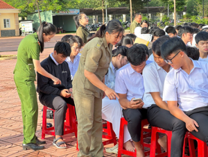 Công an phường Bình Long đẩy mạnh tuyên truyền pháp luật, hướng dẫn góp ý dự thảo luật trên VNeID và nâng cao nhận thức về sở hữu trí tuệ
