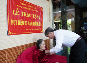 Bình Long trao tặng Huy hiệu 60 năm tuổi Đảng cho đảng viên Nguyễn Thị Việt