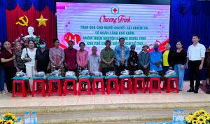 HỘI CHỮ THẬP ĐỎ PHƯỜNG BÌNH LONG TRAO 150 PHẦN QUÀ CHO NGƯỜI MÙ, NGƯỜI CÓ HOÀN CẢNH KHÓ KHĂN