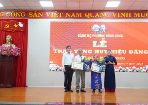 Phường Bình Long 100 đảng viên được trao tặng huy hiệu đảng đợt 2-9