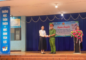 CÔNG AN PHƯỜNG BÌNH LONG TỔ CHỨC TUYÊN TRUYỀN PHÁP LUẬT TẠI TRƯỜNG THCS AN LỘC