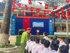 CÔNG AN PHƯỜNG BÌNH LONG TỔ CHỨC TUYÊN TRUYỀN PHÁP LUẬT VỀ AN TOÀN GIAO THÔNG VÀ AN NINH HỌC ĐƯỜNG TẠI TRƯỜNG THPT NGUYỄN HUỆ A