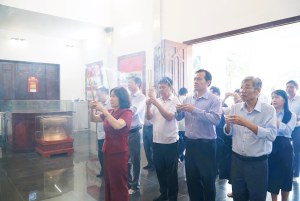 LÃNH ĐẠO UBND THÀNH PHỐ ĐỒNG NAI DÂNG HƯƠNG TẠI MỘ 3000 NGƯỜI