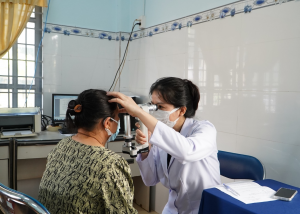NGƯỜI CAO TUỔI PHƯỜNG BÌNH LONG ĐƯỢC KHÁM MẮT MIỄN PHÍ