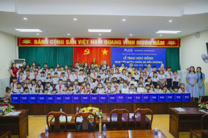 TRAO HỌC BỔNG CHO HỌC SINH CÓ HOÀN CẢNH KHÓ KHĂN TRÊN ĐỊA BÀN XÃ