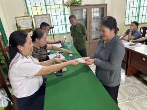 CÁN BỘ LÀM XUYÊN LỄ ĐỂ TRAO QUÀ QUỐC KHÁNH CHO NGƯỜI DÂN