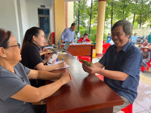 XÃ BÌNH MINH TẬP TRUNG CAO ĐỘ CHI TIỀN QUÀ CỦA ĐẢNG VÀ NHÀ...