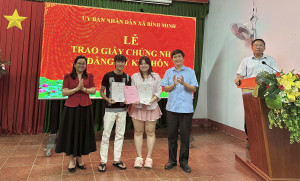 UBND xã Bình Minh tổ chức trao giấy chứng nhận kết hôn cho công dân