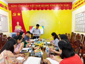 ĐOÀN GIÁM SÁT CỦA BAN THƯỜNG VỤ ĐẢNG ỦY LÀM VIỆC TẠI CHI BỘ TRƯỜNG THCS ĐINH TIÊN HOÀNG