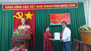 Bí thư Chi bộ ấp Tân Thành trao Quyết định kết nạp Đảng cho đảng viên mới