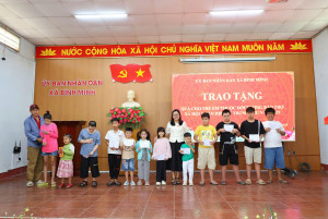 Trao tặng quà cho trẻ em thuộc diện bảo trợ xã hội dịp Trung thu