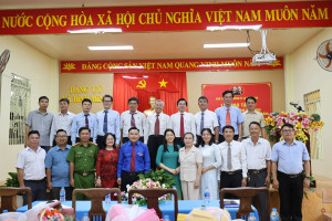 TRAO TẶNG HUY HIỆU ĐẢNG ĐỢT 7/11 – GHI NHẬN, TÔN VINH QUÁ TRÌNH CỐNG HIẾN CỦA CÁC ĐẢNG VIÊN ƯU TÚ