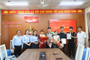 Trao giấy chứng nhận kết hôn, khai sinh - lan tỏa hình ảnh chính quyền thân thiện, phục vụ Nhân dân