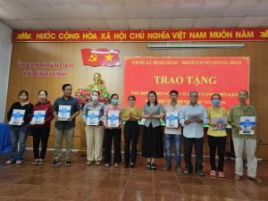 TRAO TẶNG THẺ BHYT CHO CÁC HỘ DÂN CÓ HOÀN CẢNH KHÓ KHĂN ...