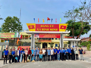 Sôi nổi ra quân dọn vệ sinh môi trường trên địa bàn xã Bình Minh chào mừng các sự kiện trọng đại của đất nước