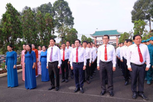 Đảng ủy, HĐND, UBND, UBMTTQ Việt Nam xã Bình Minh viếng Nghĩa trang liệt sĩ