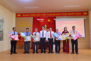 ĐẢNG ỦY XÃ BÌNH MINH TRAO TẶNG HUY HIỆU ĐẢNG ĐỢT 19-5-2026
