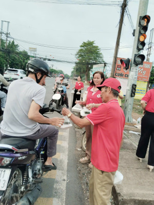 HỘI CHỮ THẬP ĐỎ XÃ BÌNH MINH TỔ CHỨC PHÁT CƠM 0 ĐỒNG HƯỞNG ỨNG THÁNG NHÂN ĐẠO 18/5