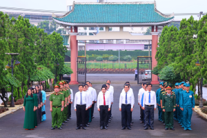 ĐẢNG ỦY - HĐND - UBND - UBMTTQVN XÃ BÌNH MINH VIẾNG NGHĨA TRANG LIỆT SĨ NHÂN DỊP QUỐC KHÁNH 2/9
