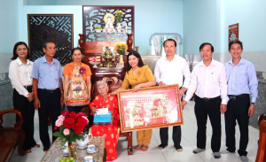 Lãnh đạo phường Bình Phước thăm, chúc thọ 35 cụ cao tuổi tròn 90, 100 và trên 100 tuổi nhân ngày Quốc tế Người cao tuổi 1-10