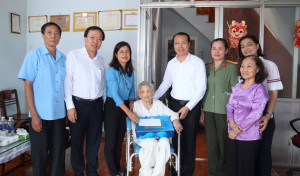 Lãnh đạo phường Bình Phước thăm tặng quà gia đình chính sách dịp Quốc khánh 2/9