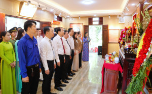 Phường Bình Phước dâng hương tại Di tích lịch sử Quốc gia Địa điểm chiến thắng Đồng Xoài.