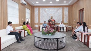 Thường trực Đảng ủy phường thăm, chúc mừng Trung tâm Chính trị Bình Phước nhân Ngày Nhà giáo Việt Nam 20/11