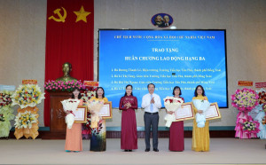 Binh Phuoc Ward commends and rewards excellent teachers and...