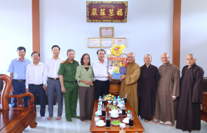 Lãnh đạo phường Bình Phước thăm chúc mừng các cơ sở phật...