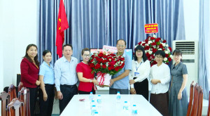 Lãnh đạo phường Bình Phước thăm chúc mừng Ngày báo chí cách mạng Việt Nam (21-6) các cơ quan báo chí, phóng viên phụ trách