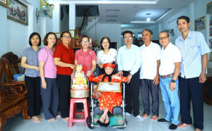 LÃNH ĐẠO PHƯỜNG BÌNH PHƯỚC THĂM, CHÚC THỌ CÁC CỤ CAO TUỔI TRÊN 100 TUỔI