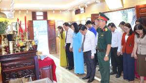 Lãnh đạo phường Bình Phước dâng hương nhân kỷ niệm 136 năm Ngày sinh Chủ tịch Hồ Chí Minh (19/5/1890-19/5/2026).