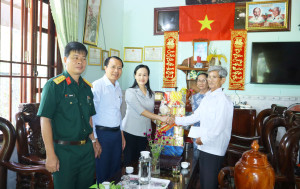 Đoàn lãnh đạo phường Bình Phước thăm hỏi, tặng quà gia đình chính sách, người có công tiêu biểu trên địa bàn.